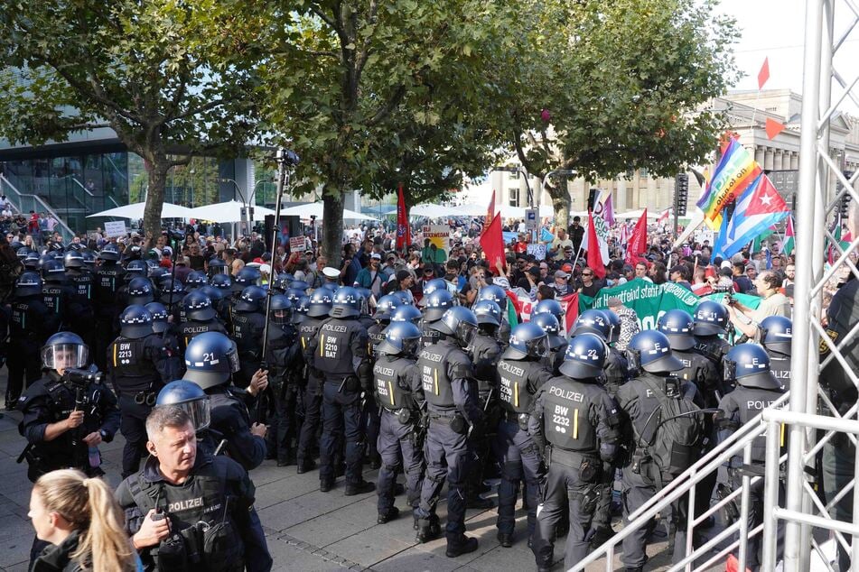 Stuttgart: Pfefferspray-Einsatz bei Demo in Stuttgart: Vermummter Mann betritt die Bühne