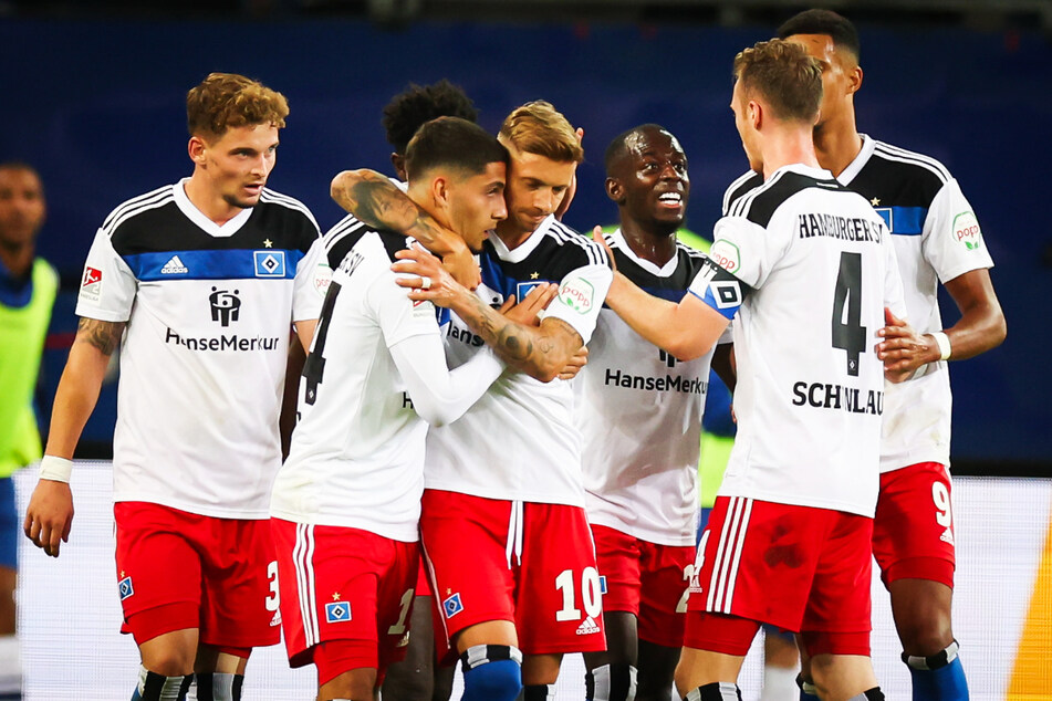 Hamburgs Ludovit Reis (2.v.l.) lässt sich nach seinem Treffer zum 1:0 gegen den KSC von seinem Teamkollegen feiern.