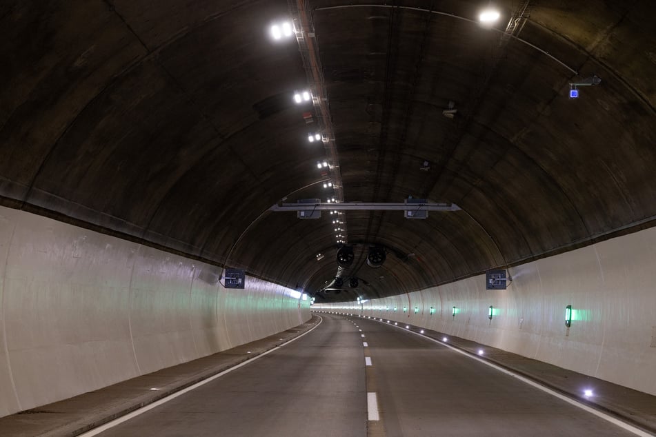 Die Südröhre hat derzeit noch keine Betriebserlaubnis. Daher ist dort gegenwärtig kein Verkehr möglich.