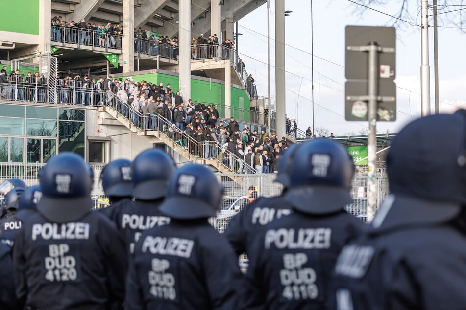 Die Polizei musste beim Spiel zwischen Wolfsburg und Werder Bremen im Bereich des Gäste-Einlasses eingreifen.