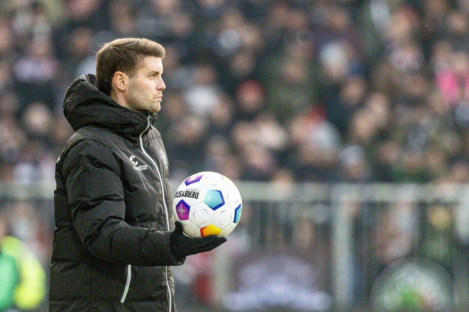 St.-Pauli-Coach Fabian Hürzeler (30) sah gegen Kaiserslautern die vierte Gelbe Karte in der laufenden Saison und ist damit gegen Fortuna Düsseldorf gesperrt.