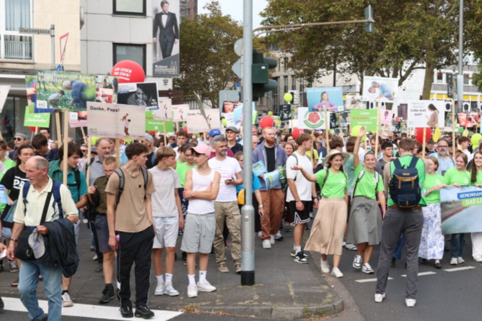 Jeweils Tausende Menschen sind am Samstag für und gegen Abtreibungen auf die Kölner Straßen gegangen.