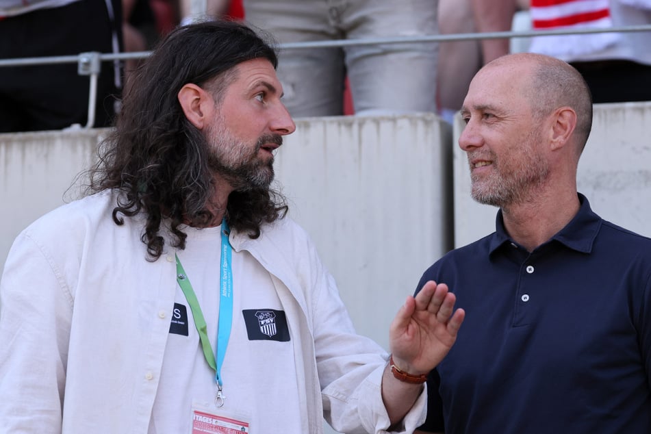 Prominente Unterstützung für Zwickau: Ex-FSV-Trainer Joe Enochs (54) im Gespräch mit Sportdirektor Robin Lenk (42).