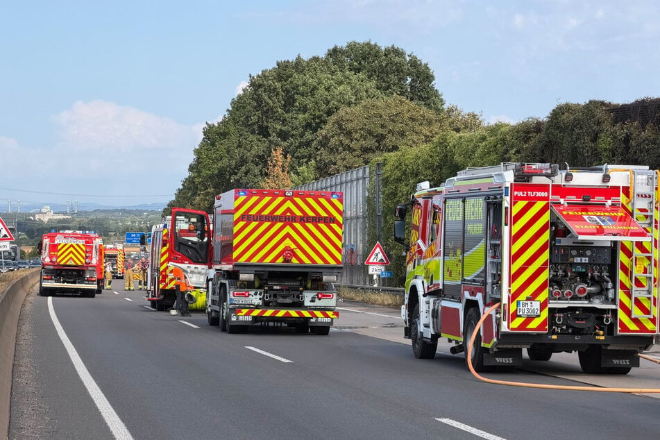Die Feuerwehr rückte zu einem Böschungsbrand an der A4 aus. Für die Löscharbeiten musste die Autobahn Richtung Olpe zeitweise komplett gesperrt werden.