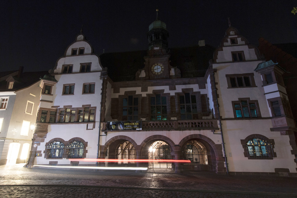 Das Freiburger Rathaus ist während der Earth Hour-Aktion 2020 unbeleuchtet.