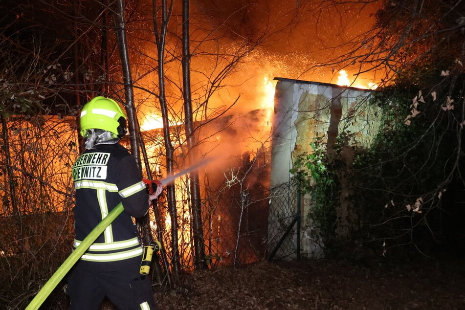 Großbrand am Abend des 9. März: Flammen schlugen aus dem leer stehenden Gebäude nahe dem Südbahnhof.