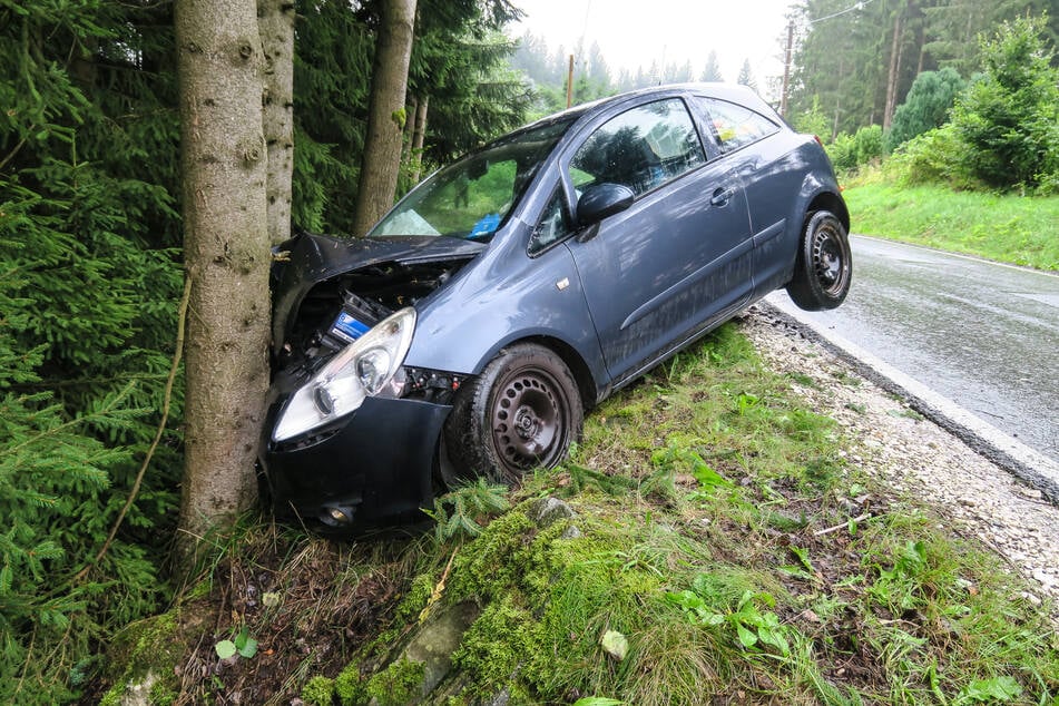 Der Opel krachte gegen einen Baum, wurde erheblich demoliert.