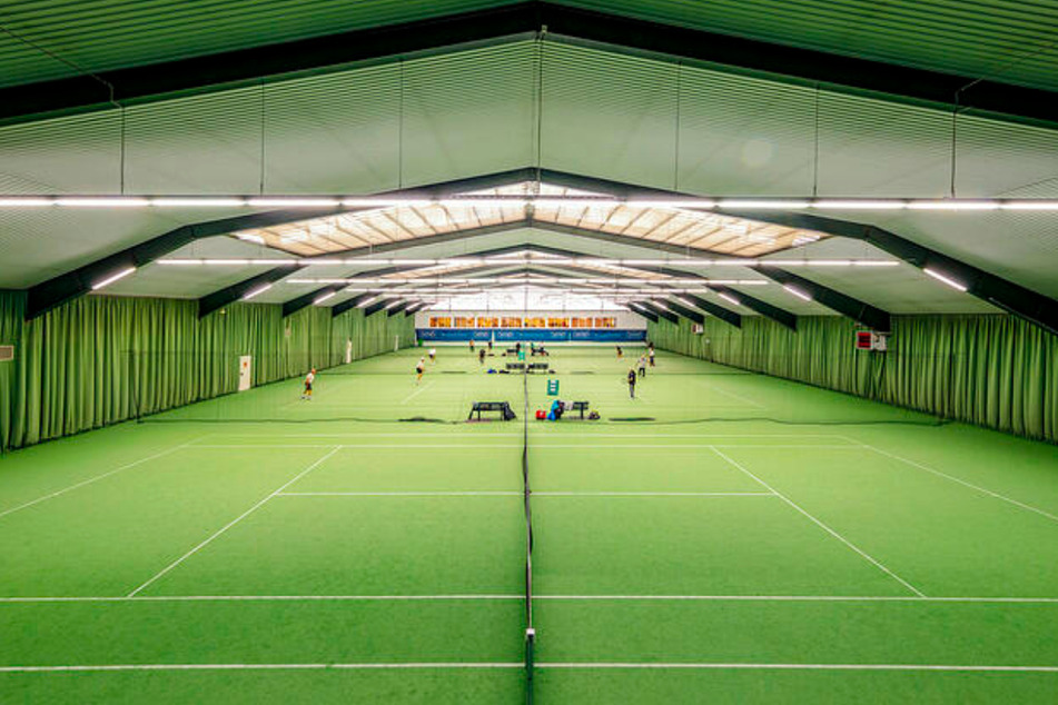 Der Blick aus dem TIMMERMANNS Restaurant fällt direkt auf die große Tennishalle – eine Spielwiese für alle Ballsportfans.