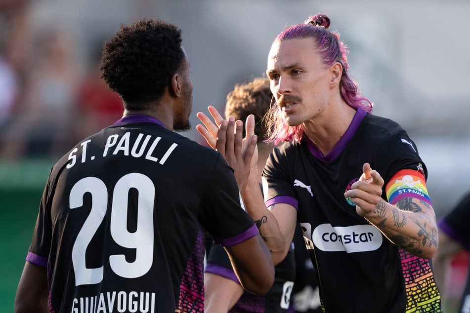 Kapitän Jackson Irvine (31,r.) verlängerte seinen Vertrag beim FC St. Pauli erneut vorzeitig.