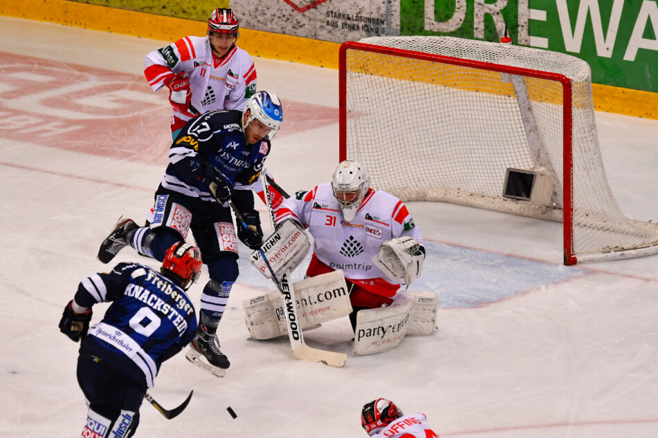 Chance für Jordan Knackstedt, aber der Dresdner scheitert an Goalie Felix Blick.