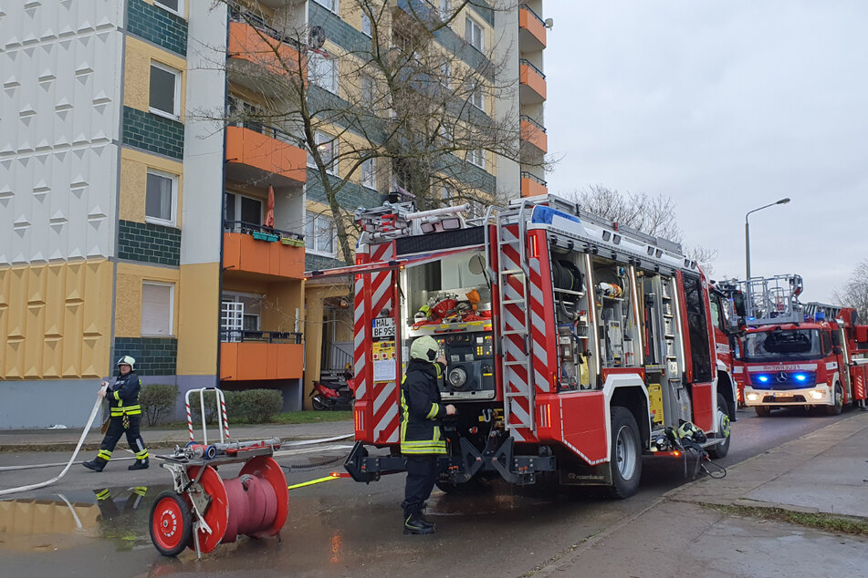 Balkon stand plötzlich in Flammen: Feuerwehr in Halle muss Hochhaus evakuieren!