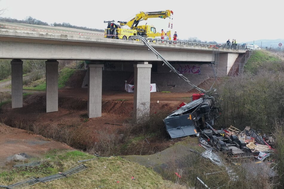 Der Lastwagen stürzte mehrere Meter von der Autobahnbrücke in die Tiefe.