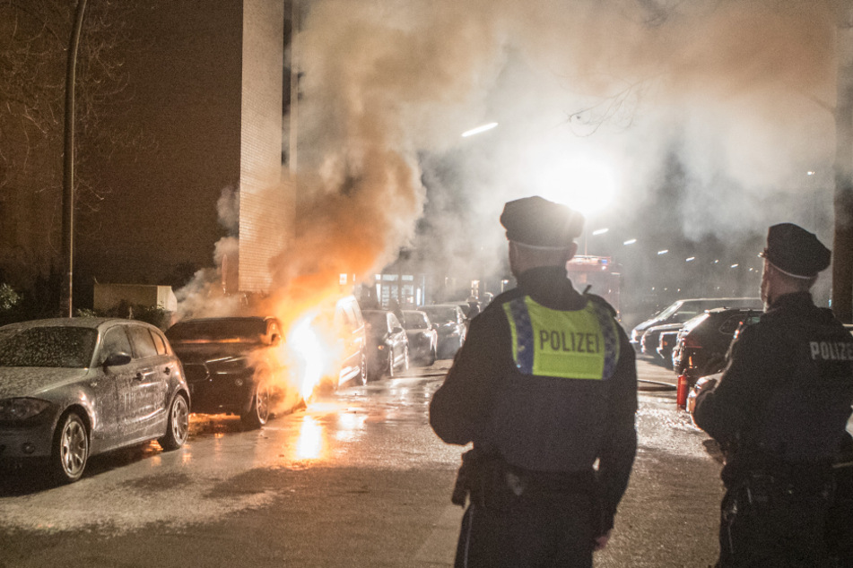 Hamburg: Brandserie in Hamburg: Autos gehen mitten in der Nacht in Flammen auf