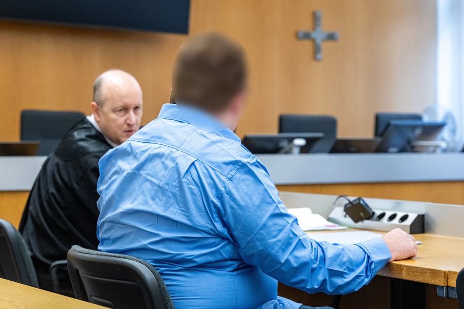 Der 33-Jährige muss für neun Jahre hinter Gitter. Sein Verteidiger Thomas Fauth (l.) hatte für eine viereinhalbjährige Haftstrafe plädiert.