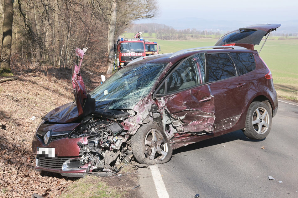 Den Renault erwischte es auf der Fahrerseite, starke Schäden sind sichtbar.