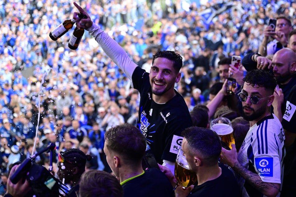 HSV-Mittelfeldmotor Ludovit Reis (23, M.) posiert auf der Osttribüne, in der Hand hält er zwei Bierflaschen.