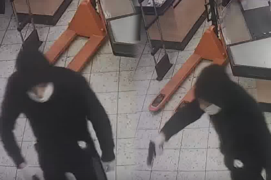 Die Polizei sucht nach diesem Räuber.