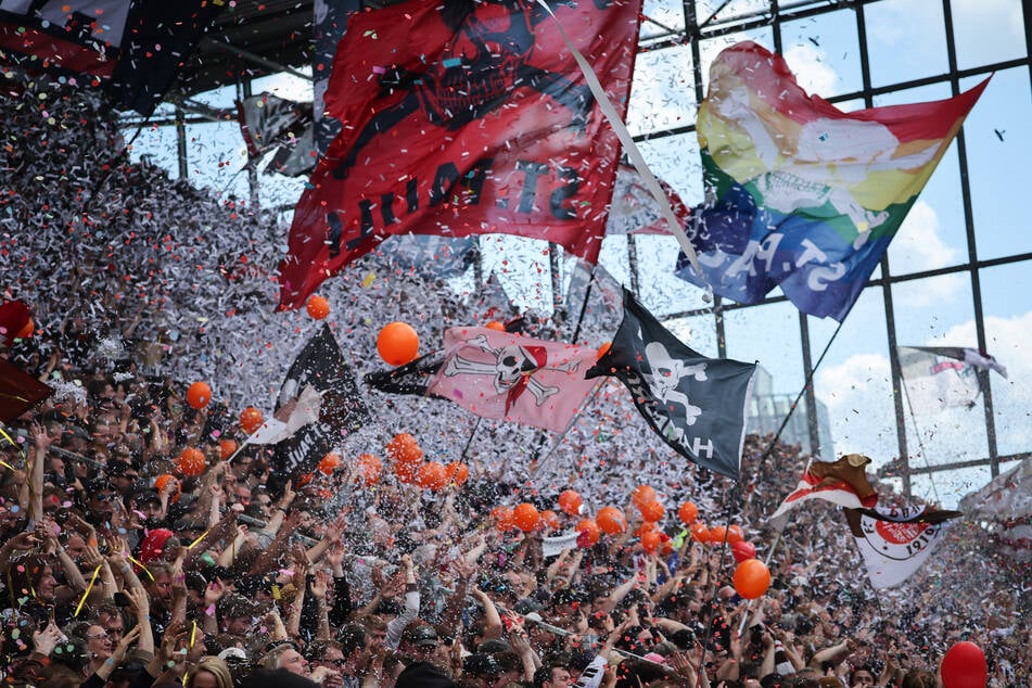 FC-St.-Pauli-Fans müssen in der kommenden Bundesliga-Saison für Tages- oder Dauerkarten minimal mehr bezahlen.