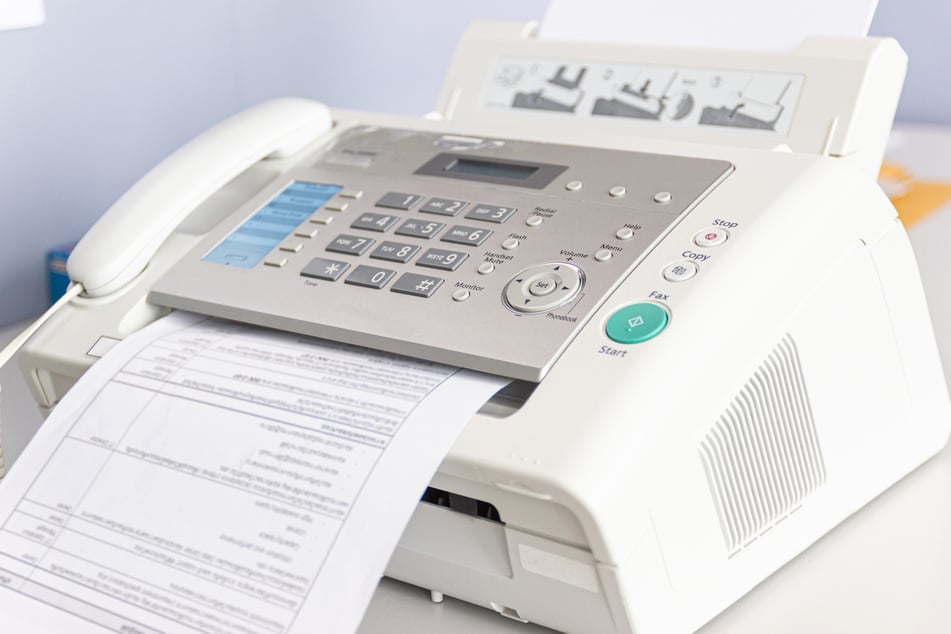 Das Faxgerät wirkt auf den Normalbürger wie aus der Zeit gefallen, wird im Büroalltag vieler Dresdner Unternehmen und Behörden aber nach wie vor genutzt.