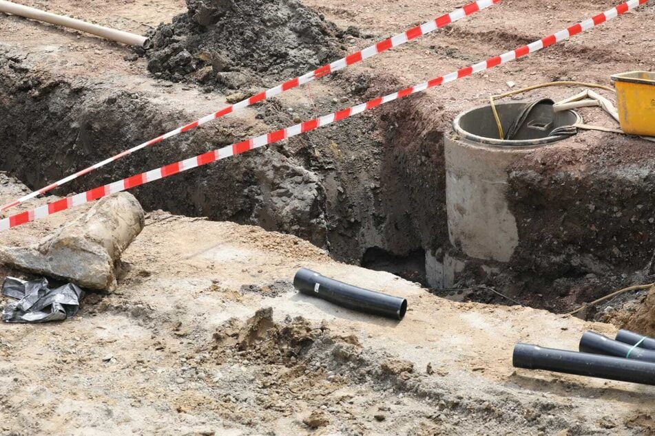 In dieser Grube wurde der Sprengkopf gefunden.