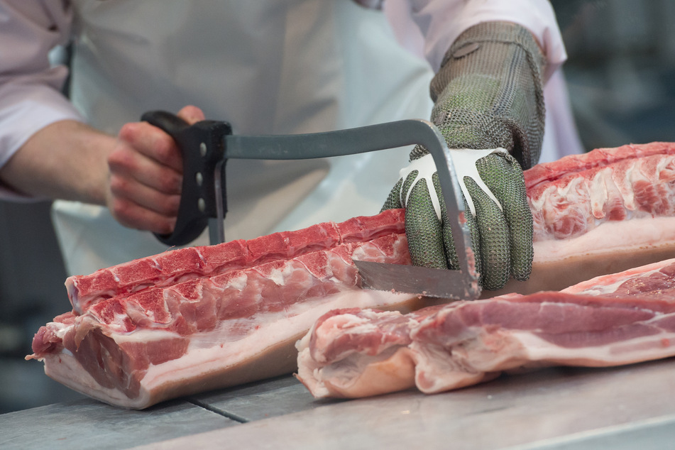 Abgenutzte Messer, defekte Maschinen: Missstände in NRW-Fleischindustrie aufgedeckt
