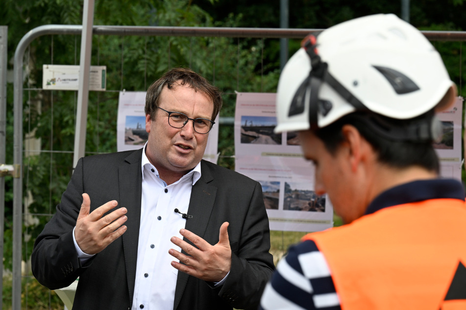 NRW-Umweltminister Oliver Krischer (53, Grüne) sieht keine akute Gefährdung, was die Wasserversorgung betrifft.