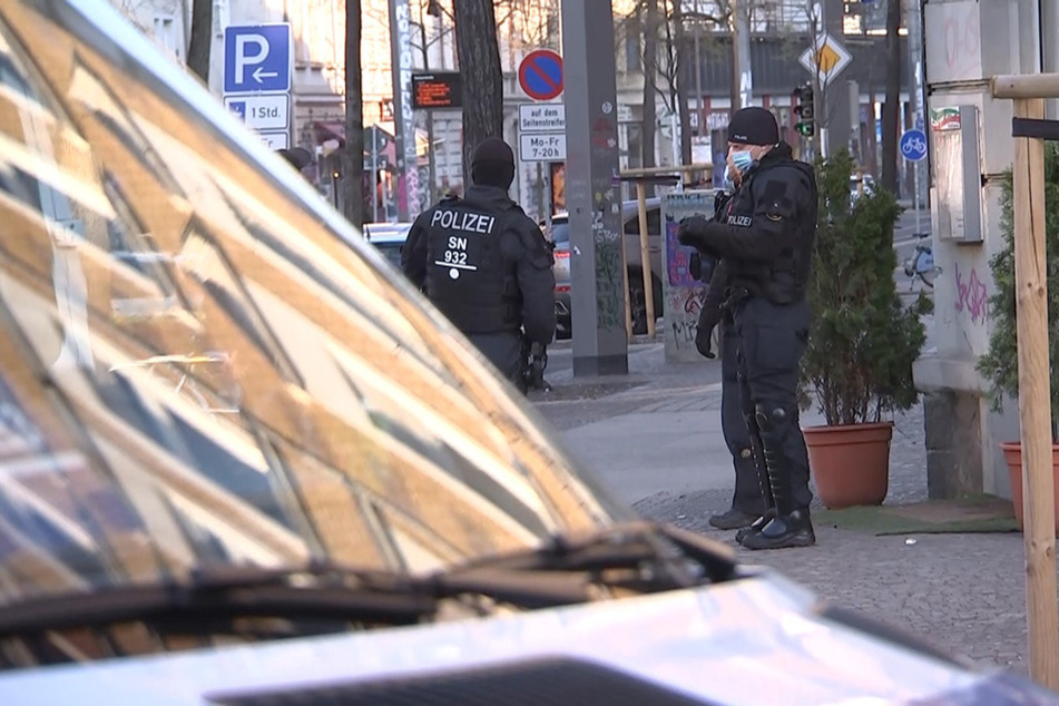 Im Leipziger Stadtteil Connewitz stand am frühen Morgen in mehreren Wohnhäusern die Polizei auf der Matte.