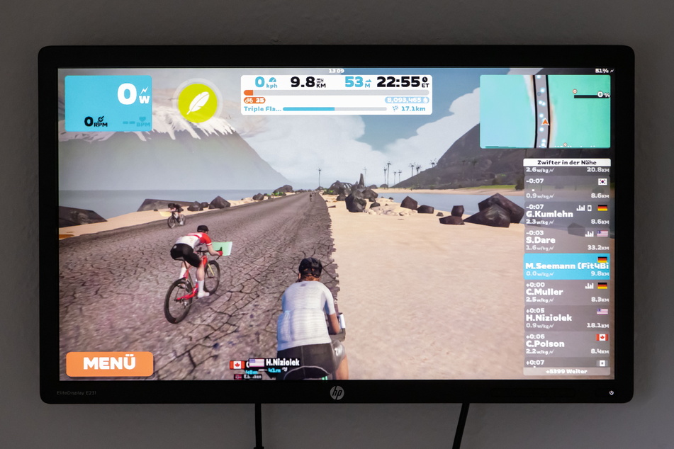 Auf virtuellen Landstraßen kann man gegen Fahrer antreten, die andernorts in die Pedale treten.