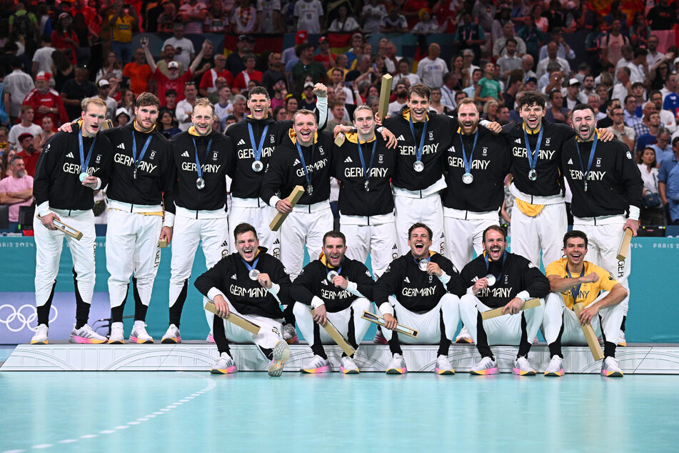 Mit der funkelnden Silbermedaille um den Hals konnten Deutschlands Handballer wieder lächeln.