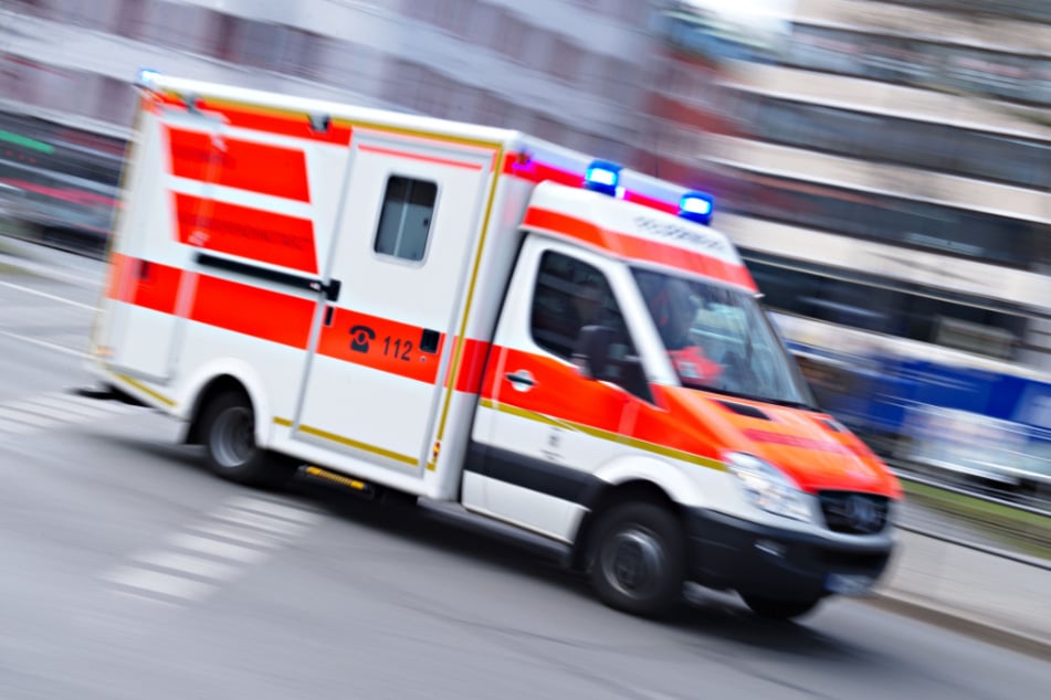 Der Rettungsdienst versuchte noch den Mann zu retten, doch für ihn kam jede Hilfe zu spät. (Symbolbild)