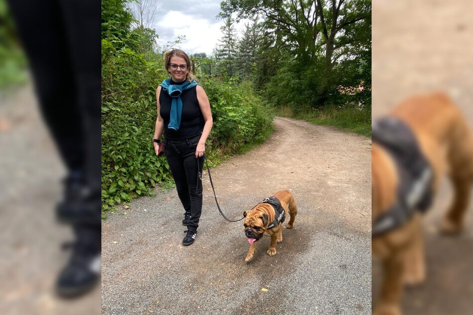 Susanne Schaper (48, Linke) mit Bulldogge Hugo beim Spazieren.