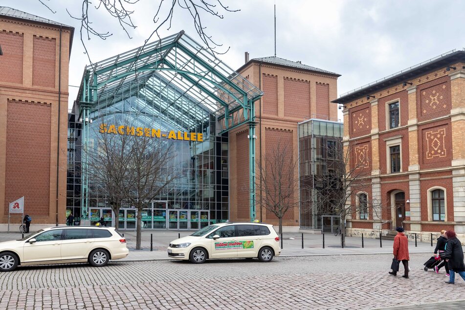 Ein mutmaßlicher Dieb (19) wollte in einem Chemnitzer Einkaufszentrum zwei Jacken klauen, aber ein Polizist (38) beobachtete ihn. Der Mann wurde vor dem Center gestellt. (Archivbild)