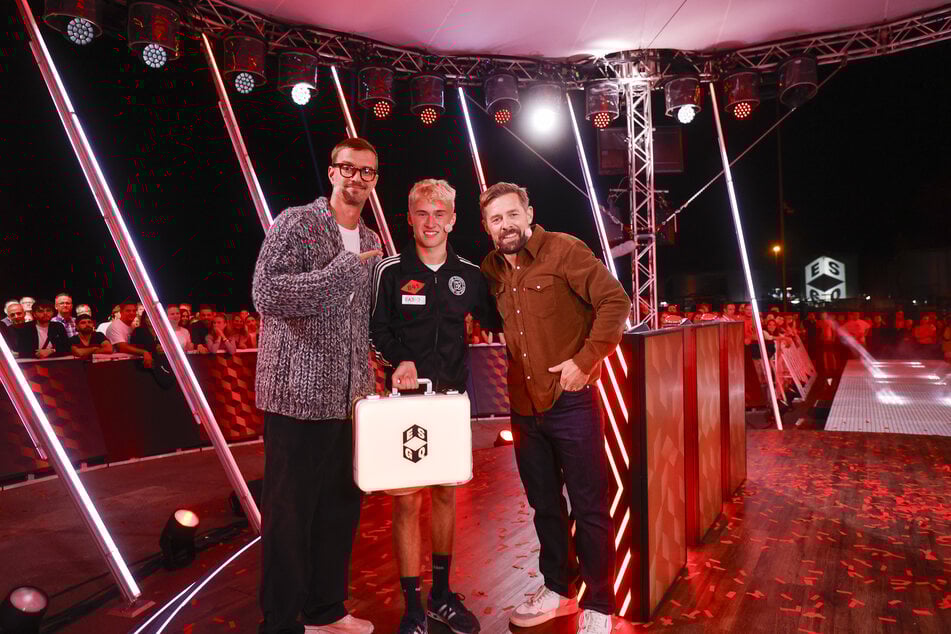 Joko (l.) und Klaas (r.) freuten sich mit ihrem Gewinner.