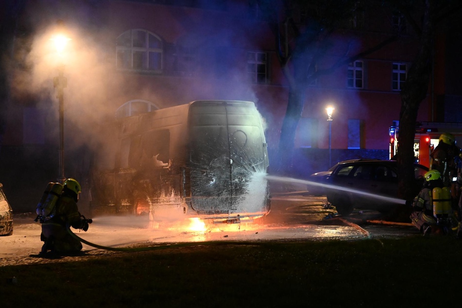 In Berlin-Wedding brannte der Kleintransporter.
