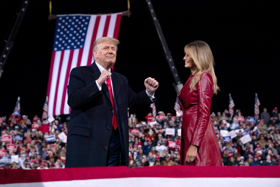 Bei einem Auftritt Anfang Dezember in Georgia feiert sich Trump (l.) selbst. Er glaubt, das Ergebnis in genügend Staaten ändern zu können, um weiterhin zu regieren.