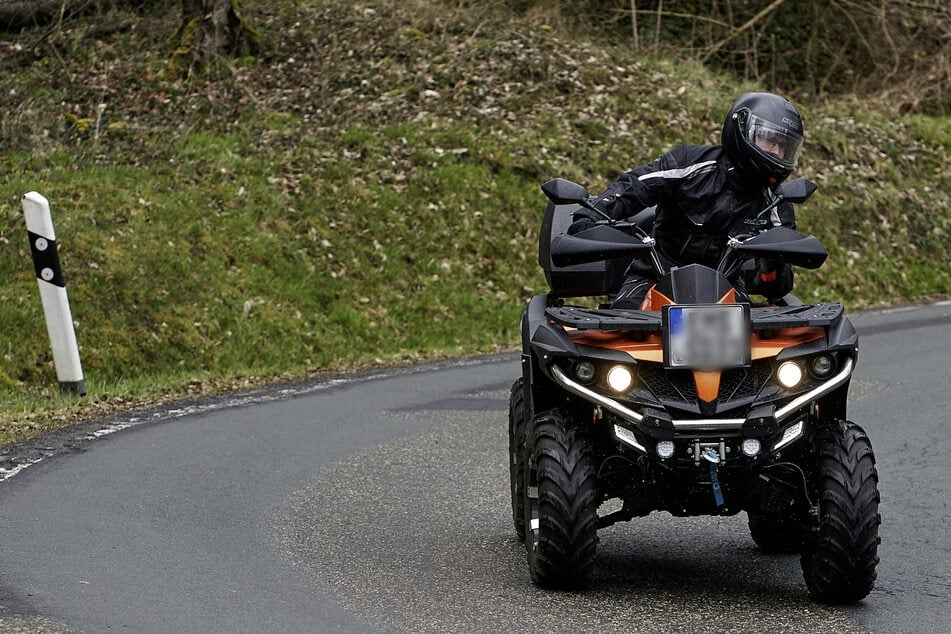 Der 23-jährige Fahrer verlor mutmaßlich in einer Kurve die Kontrolle über sein Quad und kam ins Schlingern. (Symbolfoto)
