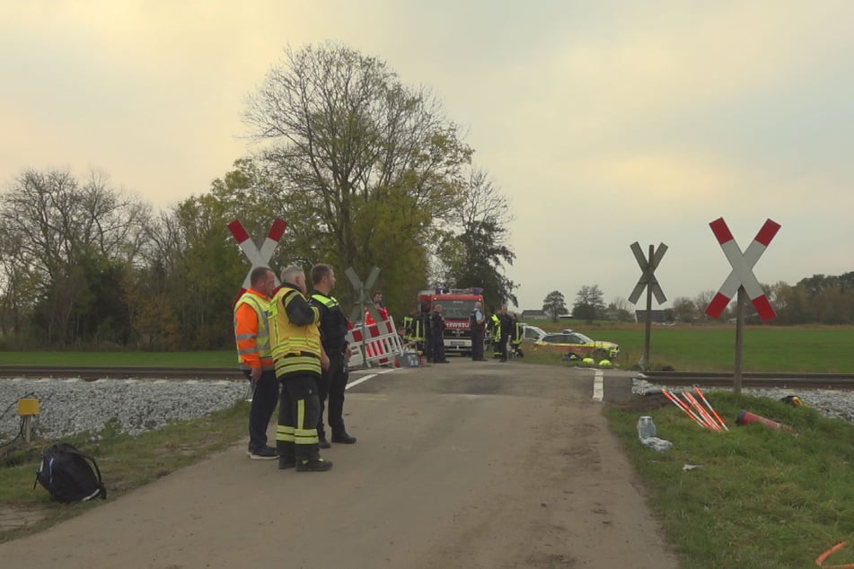 Am unbeschrankten Bahnübergang sind noch die letzten Spuren der Bauarbeiten zu sehen.