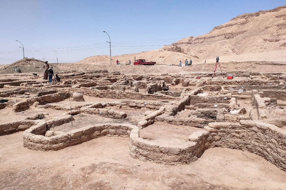 Gesamtansicht der 3000 Jahre alten Ruinen der von ägyptischen Archäologen entdeckten "verlorenen Stadt" im heutigen Luxor.