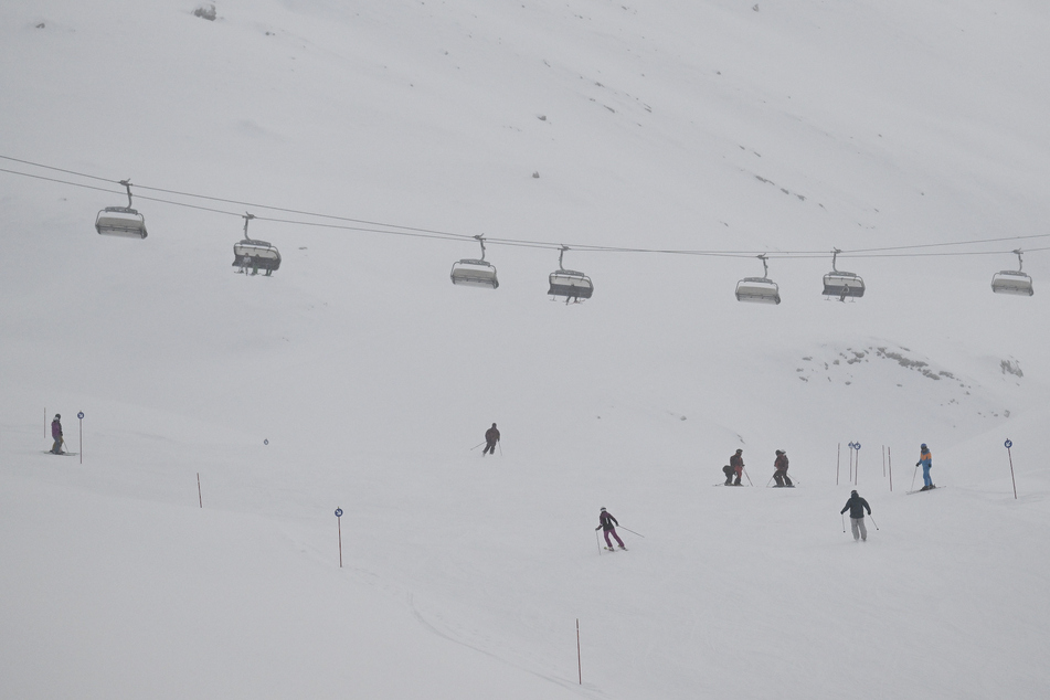 Vom trüben Wetter ließen sich Wintersport-Begeisterte beim Saisonstart auf der Zugspitze nicht abhalten.