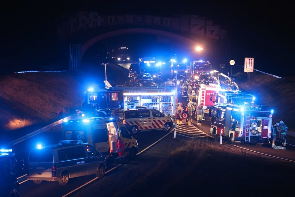 Im Zuge eines tödlichen Verkehrsunfalls eilte ein Großaufgebot an Rettungskräften auf die S95 zwischen Radeberg und der Anschlussstelle Pulsnitz.