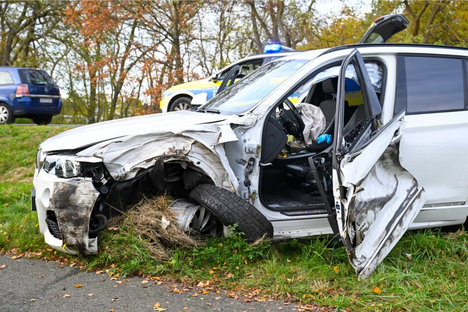 Die linke Seite an der Front des BMW wurde nahezu zerfetzt.