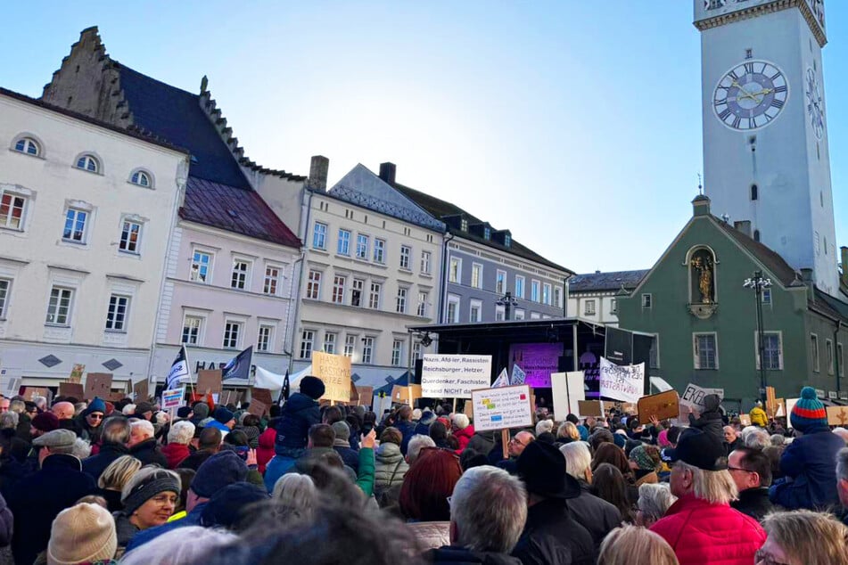 An den Protesten in Straubing waren - laut Veranstalter - rund 2000 Menschen unter dem Motto "'Nie wieder' ist jetzt" auf dem Ludwigsplatz.