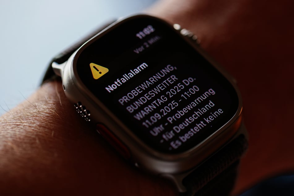 Unter anderem gehen Warnmeldungen dann auch an Smartwatches und Handy raus.