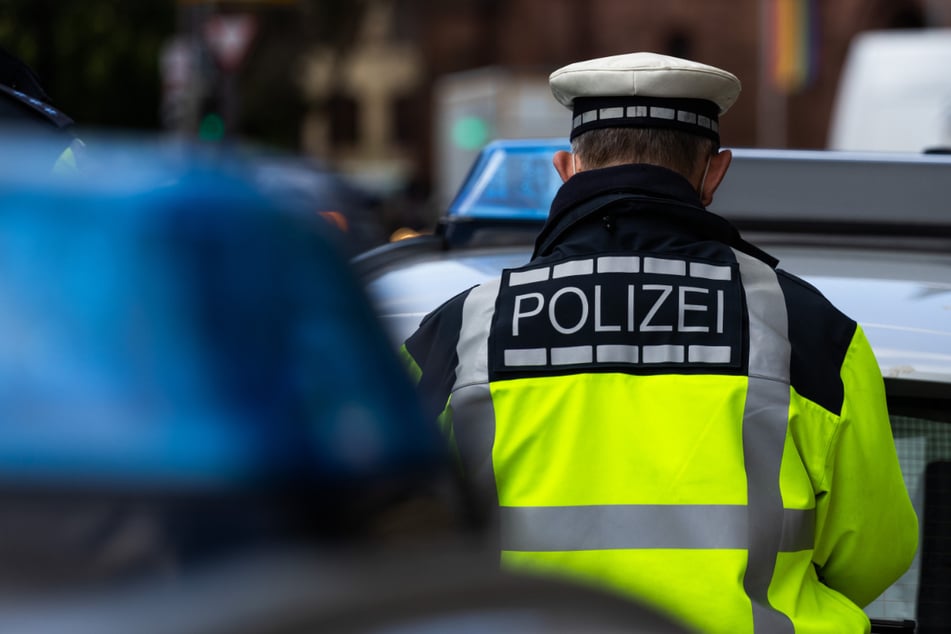 Mann überquert Straße und berührt dabei Auto: Plötzlich prügeln vier Personen auf ihn ein