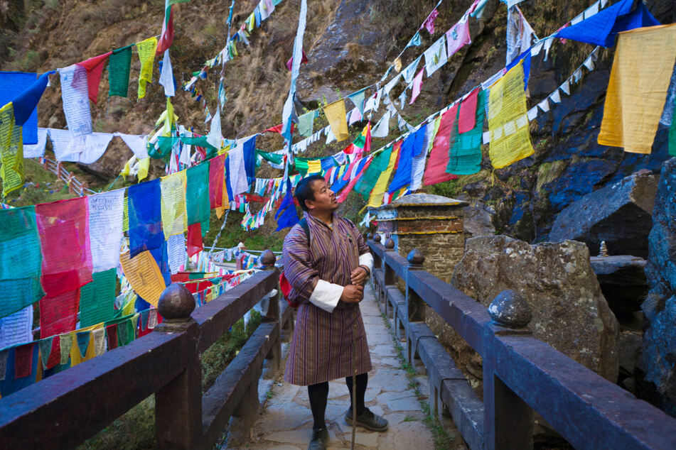 Gebetsfahnen begegnet man in dem Himalaya-Land immer wieder.