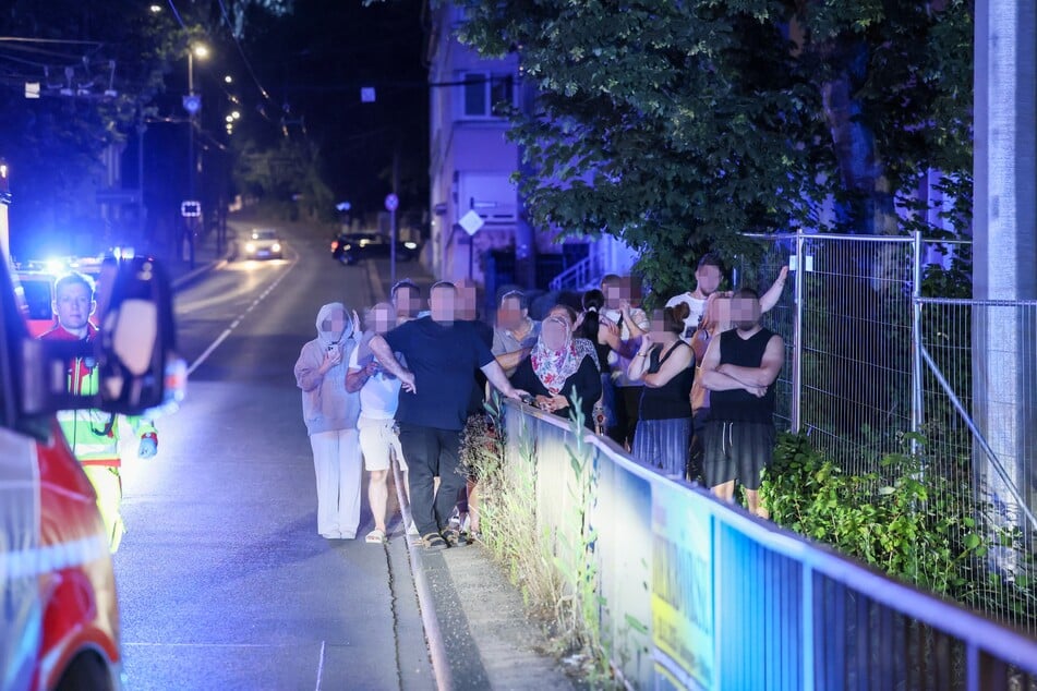 Zahlreiche Schaulustige behinderten die Arbeit des Rettungsdienstes.
