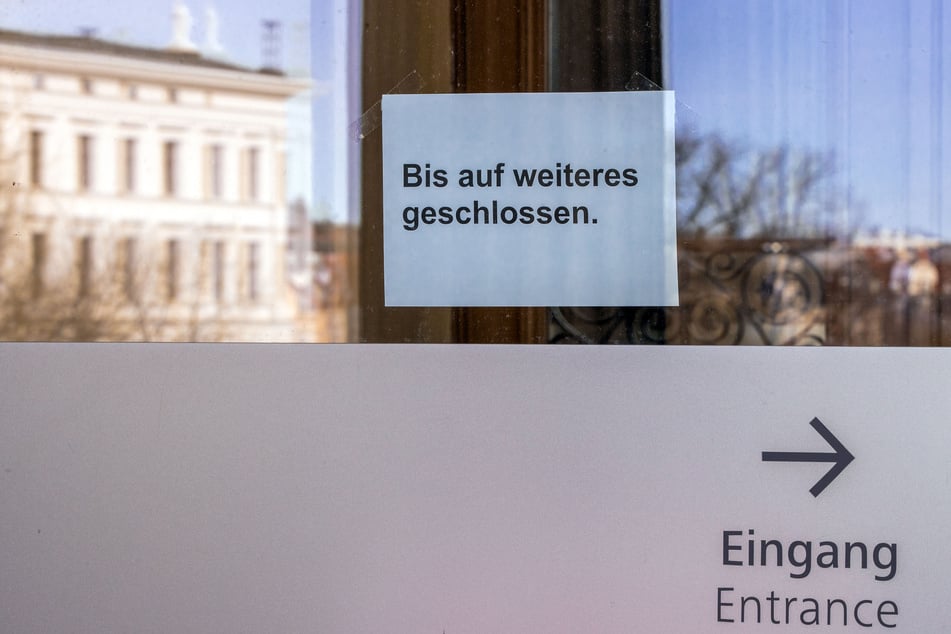 Schwerin: Am Eingang zum Staatlichen Museum hängt ein Hinweisschild mit der Aufschrift "Bis auf weiteres geschlossen".