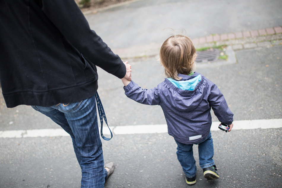 Alleinerziehende und ihre Kinder sind einer Studie zufolge in deutlich überproportionalem Ausmaß von finanzieller Armut bedroht.