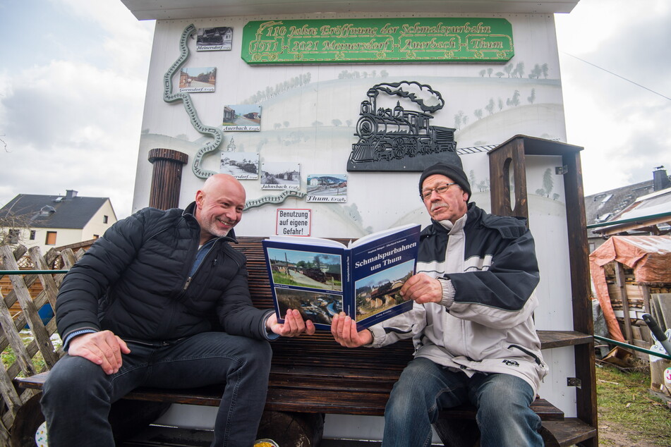 Jürgen Metzler (69, r.) lässt in seinem Garten die Auerbacher Schmalspur-Bahn wieder aufleben. Gemeinderat Ulf Lange (53, IfA) findet das klasse.