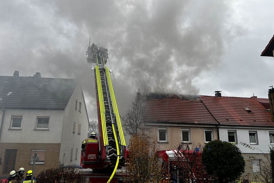 Eine Frau hat sich bei einem Brand in Memmelsdorf in Bayern bei einem Sprung aus einem Fenster verletzt.